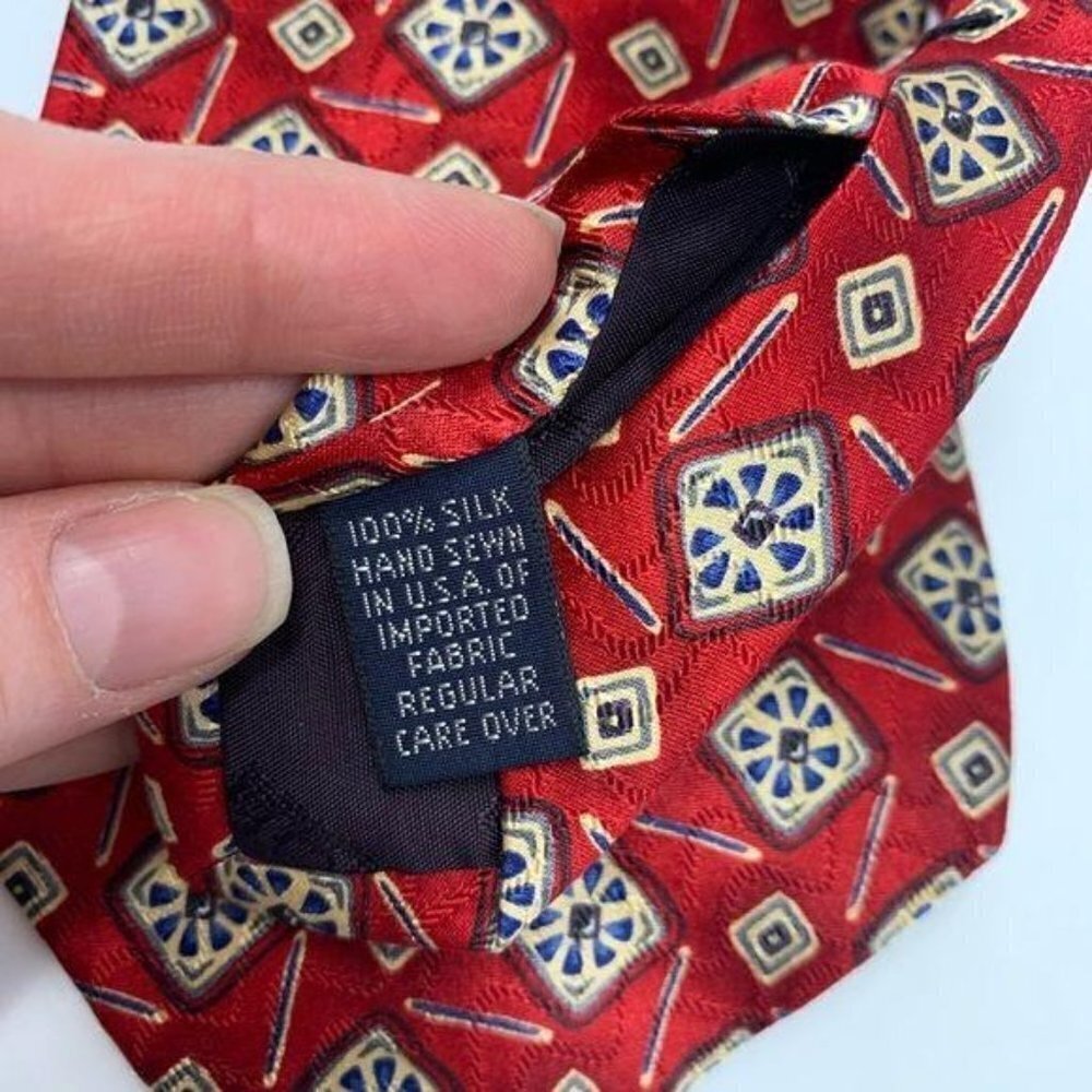 Roundtree & Yorke Red Silk Tie - Picture 4 of 4